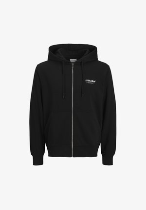Schwarze Zip-Hoodie aus weichem Stoff, mit einer Fronttasche, verstellbaren Kordeln und einem kleinen weißen Logo auf der linken Brust.