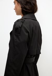 PULL&BEAR BASIC  - Trenchcoat - black