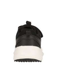 Scarpa sportiva nera con tomaia in mesh testurizzato, colletto imbottito e suola intermedia bianca. Presenta una suola esterna in gomma nera e un tallone con linguetta.