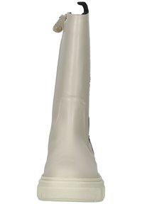 Bottine beige avec une tige en cuir lisse, un panneau arrière texturé, une languette, et une semelle en caoutchouc avec des rainures horizontales.
