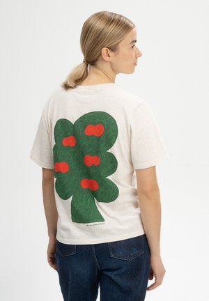 Baumwoll-T-Shirt in hellbeige mit einem großen grünen Baum-Design und roten Akzenten auf der Rückseite. Kurze Ärmel und eine lockere Passform.