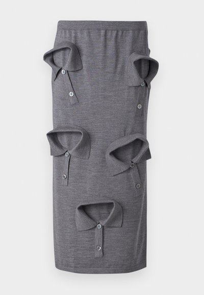 Pilka sijonas, pagamintas iš minkštos, tekstūruotos medžiagos. Yra su daugeliu marškinių apykaklių su sagutėmis, siuvinėtomis priekyje žaismingu dizainu.