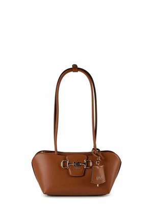Sac à main en cuir marron de la marque Guess avec de longues anses, détail de boucle argentée, et une étiquette suspendue portant l'inscription "GUESS EST 1981".