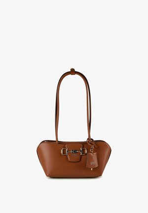 Sac à main en cuir marron de la marque Guess avec de longues anses, détail de boucle argentée, et une étiquette suspendue portant l'inscription "GUESS EST 1981".