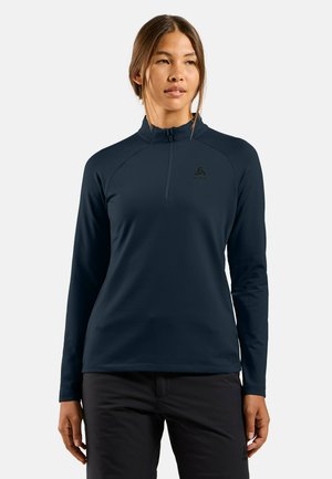 Marineblaues Langarm-Pullover mit einem Halbreißverschluss-Kragen, der ein Logo auf der Brust trägt und aus glattem, leichtem Stoff für Aktivitäten im Freien besteht.