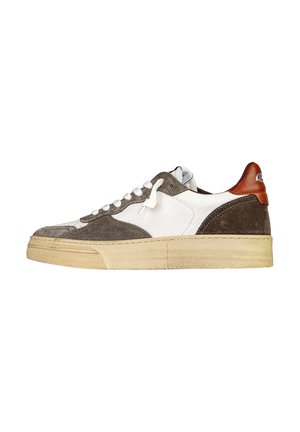 Sneaker basse in pelle bianca, sovrapposizioni in suede grigio, tallone in pelle marrone, lacci bianchi e suola in gomma beige su sfondo bianco.
