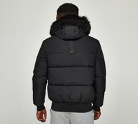 Schwarze Pufferjacke mit einer Kapuze aus Kunstfell, gerippten Bündchen und Saum; verfügt über eine Aufhängeschlaufe auf der Rückseite und ein gestepptes Design.