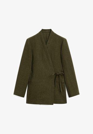 Olivegrüner Wickeljacke aus strukturiertem Leinen mit einer Bindeschließe, langen Ärmeln und zwei Fronttaschen. Schlichtes und modernes Design.