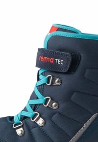 Botte pour enfants de couleur marine avec une tige en tissu texturé, des lacets et des accents turquoise, et une sangle Velcro arborant le logo "reima TEC".
