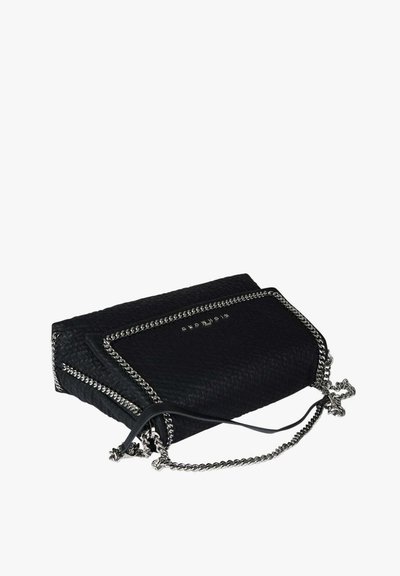 Borsetta clutch nera in materiale testurizzato, con tracolla a catena argento e dettagli in argento, dal design minimalista con logo sul davanti.