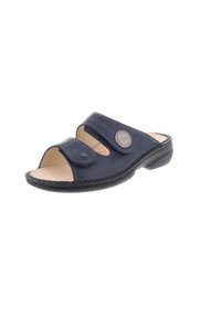 Marine leren sandaal met twee verstelbare banden, open teont ontwerp en beige binnenzool. Voorzien van een ronde hardware-accent en een gestructureerde zool.