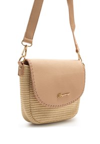 Bolso de cuero color ante con base de paja tejida, detalles en metal dorado y cierre con solapa, con un detalle trenzado a lo largo del borde.