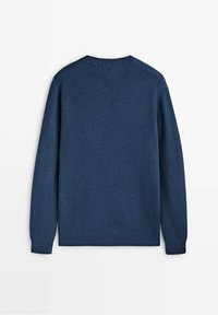 Pull bleu texturé à manches longues, avec un col rond et un ourlet côtelé. La vue de dos montre des détails de coutures aux épaules.