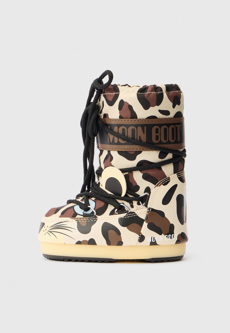 Kindermoonboot met een luipaardprint, zwarte veters eromheen gewikkeld, en een pluizige crèmekleurige zool op een grijzige achtergrond.