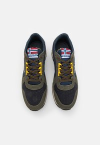 Sneakers con tessuto blu navy e scamosciato verde oliva, dotati di lacci gialli, collo imbottito e linguetta con logo a bandiera.