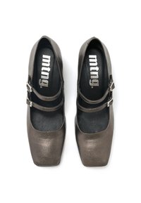 Zapatos Mary Jane color gris metálico con dos correas ajustables y puntera cuadrada. Cuenta con una plantilla texturizada con el nombre de la marca impreso.