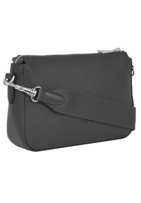 Borsa a tracolla in pelle nera con finiture in argento, apertura con zip e una larga tracolla in tessuto. Design compatto e leggermente curved.