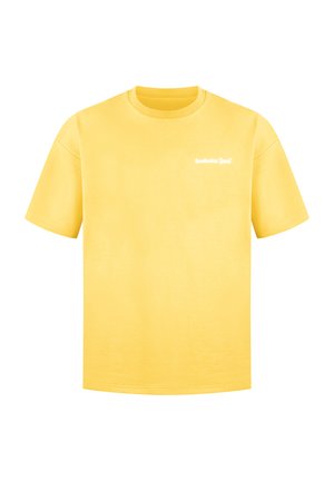 Geel katoenen T-shirt met korte mouwen en een ronde hals. Heeft de tekst "Smilodax Sport" in het wit op de linkerborst.