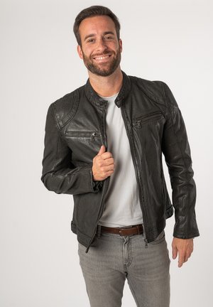 Schwarze Lederjacke mit Stehkragen, Frontreißverschluss und zwei Reißverschlusstaschen. Verfügt über strukturierte Schulter- und Armakzente.