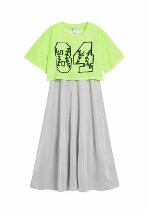 T-shirt en maille découpée vert néon avec "04" et motif de vigne sur une robe midi plissée argentée à texture brillante.