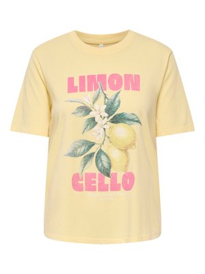 Camiseta amarilla con texto rosa "LIMON CELLO" e ilustración de dos limones y hojas verdes con flores blancas en el centro.