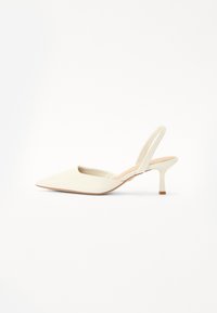 Kitsa varba slingback pump heles valge sünteetilisest materjalist, madala kontsaga ja minimalistliku disainiga, millel on sile tekstuur ja madal lõige.
