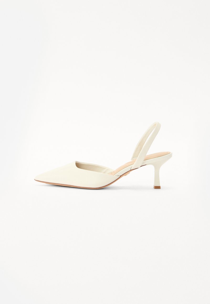 Kitsa varba slingback pump heles valge sünteetilisest materjalist, madala kontsaga ja minimalistliku disainiga, millel on sile tekstuur ja madal lõige.