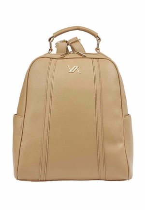 Mochila de cuero beige con asa superior, doble cremallera, bolsillos laterales y un pequeño logotipo metálico centrado cerca de la parte superior.