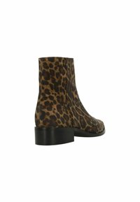 Bottines à imprimé léopard fabriquées en tissu doux, dotées d'un bout rond, d'un talon noir lisse et d'un design épuré avec des détails de couture minimes.
