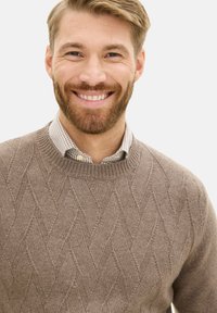 Oscar Jacobson ASTON ROUNDNECK - Strickpullover - walnut beige