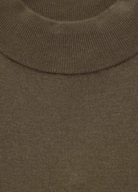 Dettaglio di un maglione verde lavorato a maglia con un collo rotondo a coste, texture liscia e cuciture raffinate, che mostrano un colore solido e uniforme.