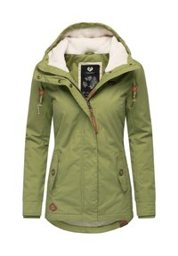 Giacca verde a maniche lunghe con cappuccio, dotata di un morbido rivestimento interno, chiusura frontale con zip, tasche con pattina a bottone e dettagli decorativi con cordino.