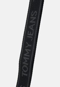 Tommy Jeans DAILY CROSSOVER UNISEX - Skulderveske - ancient white