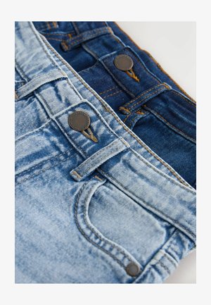 Două perechi de blugi: una albastru deschis și una albastru închis. Ambele au butoane metalice, detalii de cusături și buzunare frontale.