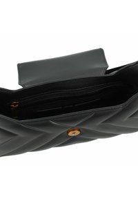 Zwarte leren handtas met een gequilt ontwerp, voorzien van een magnetische sluiting en een binnenzak met rits. Glad textuur met gouden hardware.
