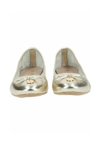 Ballerines métalliques dorées avec un bout rond, une semelle plate et un charme décoratif à l'avant. Doublure intérieure douce et design flexible.