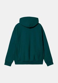 Sudadera con capucha en verde profundo, con una textura suave, puños acanalados y bolsillos laterales, diseñada para ofrecer comodidad y calidez.