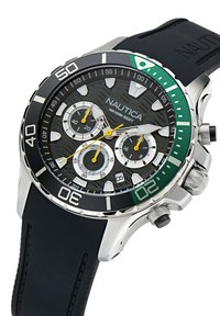 Orologio Nautica con quadrante nero texturizzato, cassa argentata, accenti verdi, cinturino in gomma, tre sotto-quadranti e dettagli gialli. Resistente all'acqua fino a 100m.