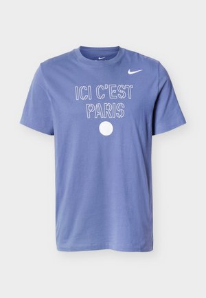 Lawendowy t-shirt Nike z krótkim rękawem, z białym napisem „ICI C'EST PARIS” oraz białym kołem pod napisem na przodzie.