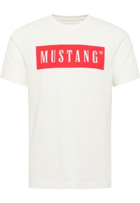 Balta medvilnė marškinėliai su apvalia iškirpte, su dideliu raudonu stačiakampiu grafiniu piešiniu, kuriame užrašyta "MUSTANG" baltomis raidėmis.