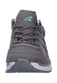 Scarpa da trekking grigia con membrana impermeabile Gore-Tex, superficie testurizzata, punta rinforzata e accenti blu sui lati e sulla linguetta.
