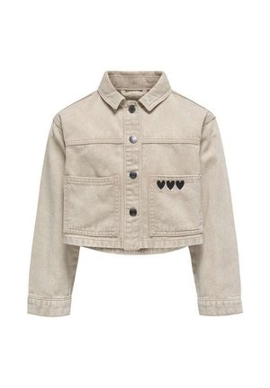 Veste en denim beige courte avec manches longues, fermeture à boutons, deux poches avant et trois petits motifs de cœur noirs sur la poche droite.