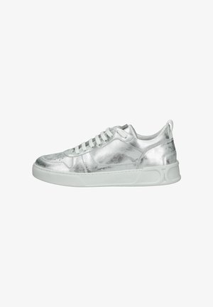 Metallisch silberne Sneakers mit glatter Textur, weißer Gummisohle und Schnürdesign. Mit Perforationen für Atmungsaktivität.