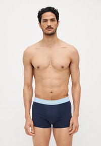 Mörkblå kalsonger med ljusblå elastisk midjeband som har "Levi's"-logotypen. Tillverkade i mjuk bomull, passande design, slät textur.