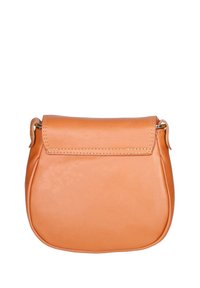 Borsa in pelle color tan con fondo arrotondato, superficie liscia e chiusura a patta. Presenta cuciture minime e un accento in hardware dorato.