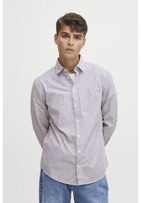Camicia con bottoni bianca e blu a righe, maniche lunghe, taschino singolo sul petto, realizzata in tessuto leggero, orlo curvo.