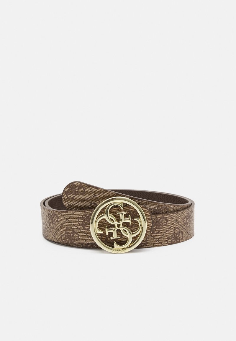 Ceinture marron à motifs avec boucle circulaire dorée ornée de lettres superposées, présentée enroulée sur un fond blanc uni.