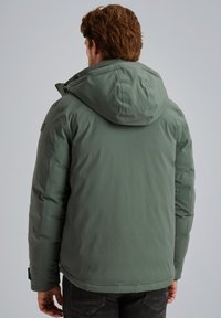 Giacca verde imbottita con cappuccio, caratterizzata da una texture liscia e polsini elasticizzati. La vista posteriore mostra un design solido senza alcun motivo.