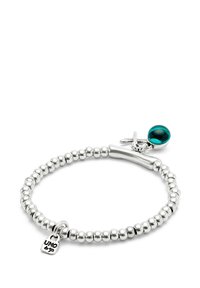 Pulsera de cuentas de plata con un cierre de barra suave, que presenta una cuenta de acento de turquesa y un charm grabado con "UNO de 50."