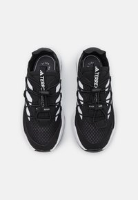 Adidas Terrex VOYAGER 21 HEAT.RDY TRAVEL UNISEX - Trekingové boty - core black/footwear white/grey five